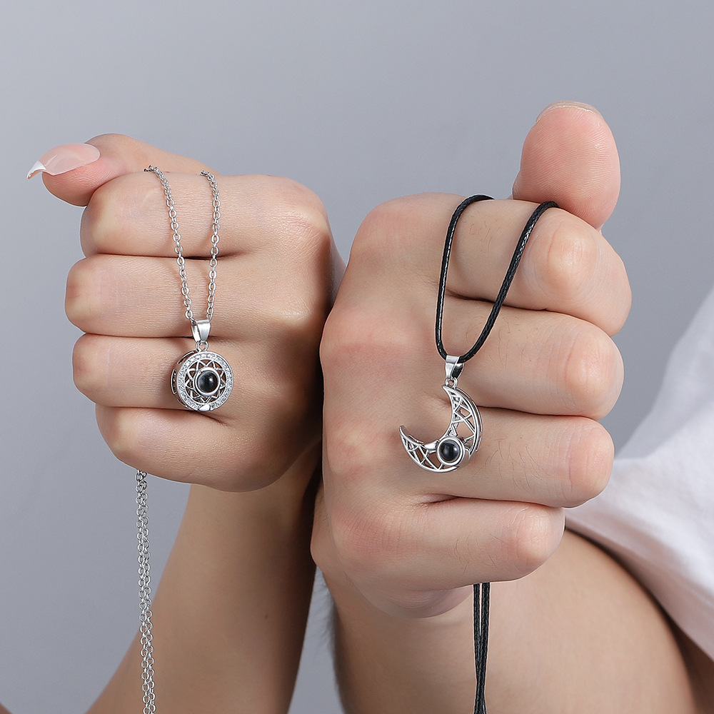 Magnetic Couple Matching Necklaces - 2 Buah Kalung Pasangan Magnetik Cocok